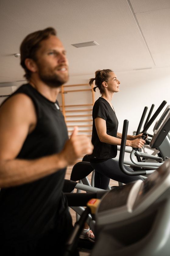 Personlig tränare coachar ett par på löpband hos Minutus
