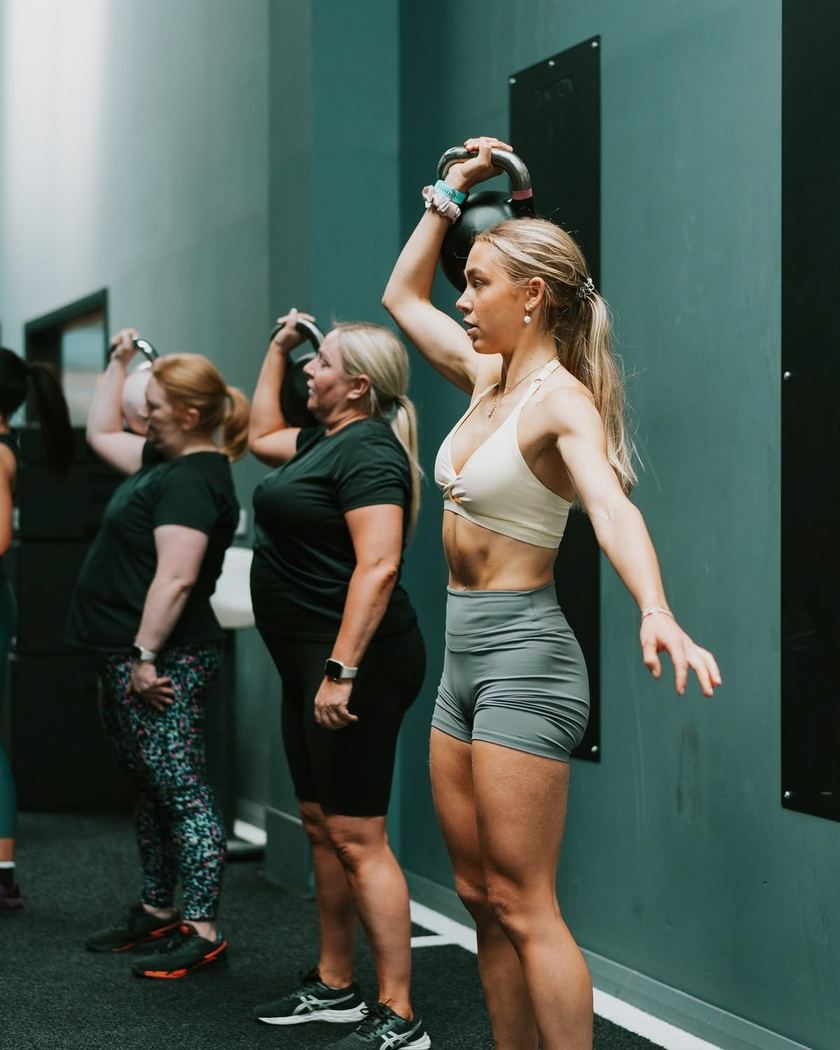 Gruppass i Minutus studio med Milon-maskiner och kettlebells